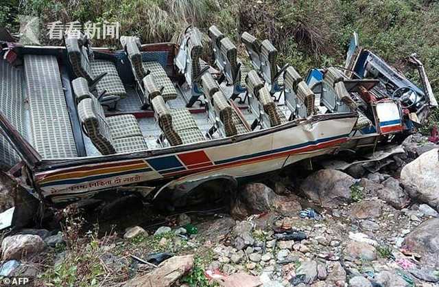 管家婆期期准免费资料，贵州千户苗寨迎来旅游高峰，传统文化与现代生活交融。